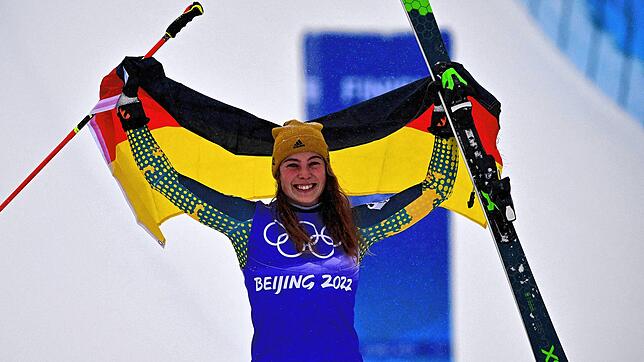 Skicrosserin Daniela Maier freut sich über ihre Bronzemedaille.