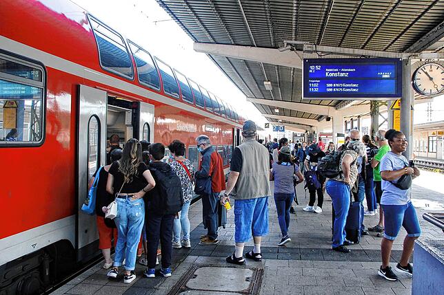 Das 9-Euro-Ticket hat einen großen Ansturm auf öffentliche Verkehrsmittel ausgelöst &ndash; hier ein Bild vom Samstag vor Pfingsten. Am ...