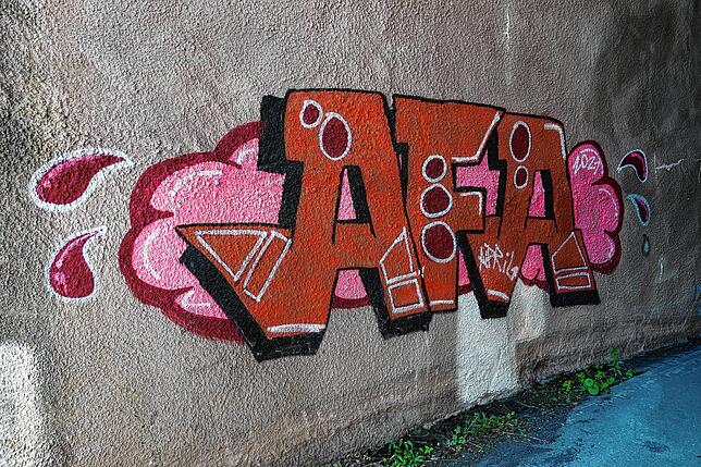 Straßensperrung zur Förderung der Kunst? Jetzt nutzen Graffitikünstler die Wände in den Albtaltunneln.