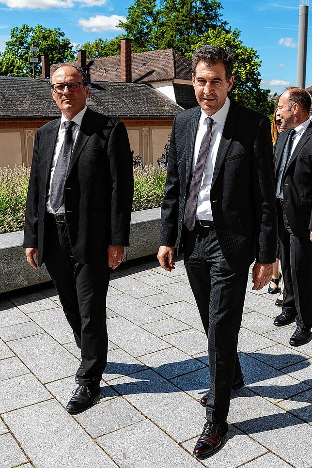 Bild 24: Abschied von Heinrich Fürst zu Fürstenberg: Besucher auf dem Weg in die Donaueschinger Stadtkirche