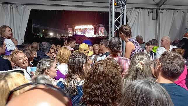 Vom geschützten Zelt aus verfolgten viele Fans die letzten Lieder von Andreas Gabalier.