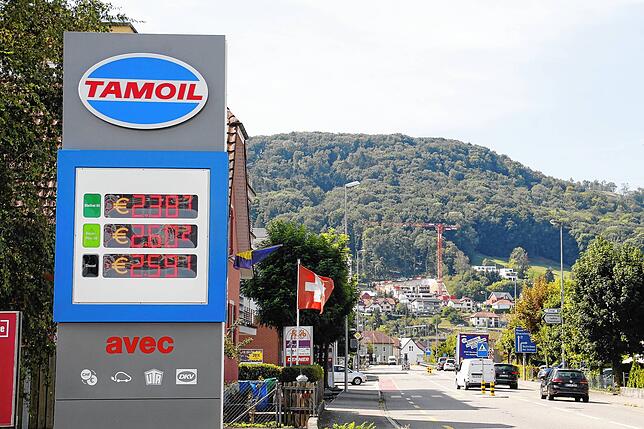 Wer die Schweiz Richtung Italien durchquert, tankt als Dieselfahrer am besten vorher voll.