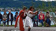 Die Auguren (Annie Lenk und Karin Weber, von links) lasen die Vogelstimmen, um die Erlaubnis für die Bergung der Heiligen Brigida zu ...