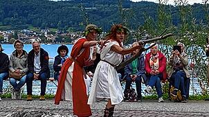 Die Auguren (Annie Lenk und Karin Weber, von links) lasen die Vogelstimmen, um die Erlaubnis für die Bergung der Heiligen Brigida zu ...