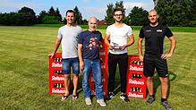 34 Tore erzielte Julian Künstler (Zweiter von rechts) in der Bezirksliga-Saison. Als Preis überreichte SÜDKURIER-Sportredakteur Werner ...