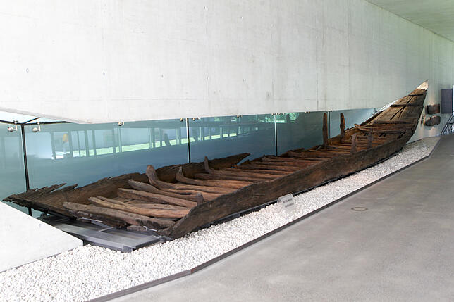 Das bei Immenstaad gefundene Schiff aus dem Mittelalter, das im Archäologischen Landesmuseum in Konstanz ausgestellt ist – zwei ...