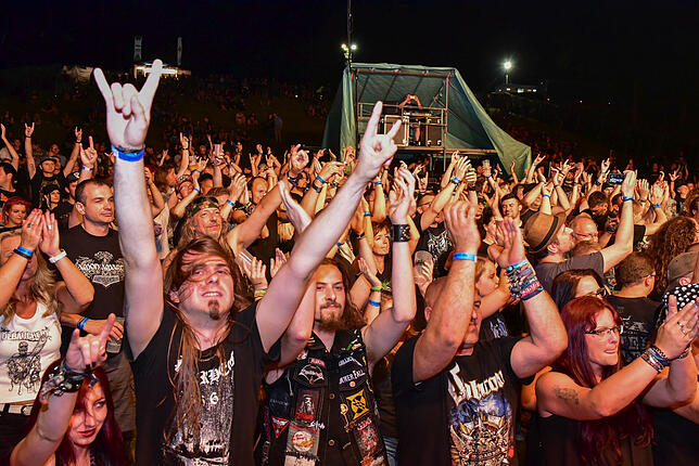 Die „Pommesgabel“ zum Metalergruß in die Höhe gestreckt, feiern Fans von Heavy Metal Musik zwei Tage lang auf dem Metalacker.
