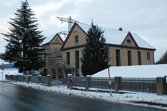 Das 2,8 Kilometer entfernet Kraftwerk in Waldhausen hat sich seit seinem Bau äußerlich kaum verändert. Doch die Starkstomleitung ...