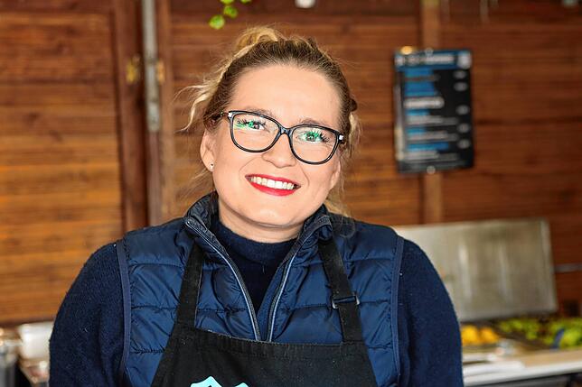 Bild 17: Zum Wohl! Die Besucher genießen Zwiebelkuchen, Dünnele und Suser