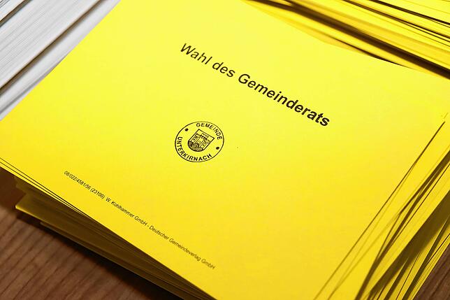 Im Wahllokal liegen am Sonntag die noch leeren Umschläge für die Stimmzettel der Gemeinderatswahl in Unterkirnach bereit.