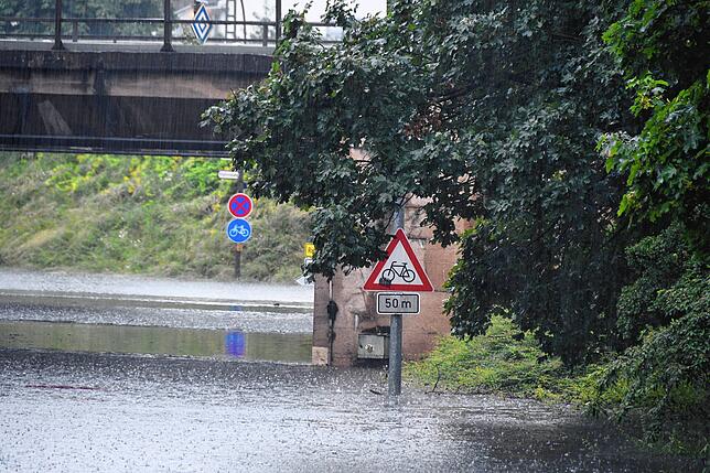 Bild 21: Heftiges Unwetter im Hegau: Auch Autos schwimmen davon!