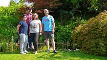 Die Anwohner Annett Weidemann, Karl und Anette Heger sowie Dirk Bühler (von links) stehen vor dem Gartenteich der Familie Heger, der bei ...