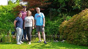 Die Anwohner Annett Weidemann, Karl und Anette Heger sowie Dirk Bühler (von links) stehen vor dem Gartenteich der Familie Heger, der bei ...