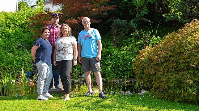 Die Anwohner Annett Weidemann, Karl und Anette Heger sowie Dirk Bühler (von links) stehen vor dem Gartenteich der Familie Heger, der bei ...