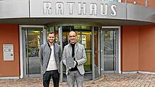 Bürgermeister Jörg Frey (rechts) mit Andreas Kreyer bei der Übergabe der Jubiläums-Kuckucksuhr. Foto: Gemeinde