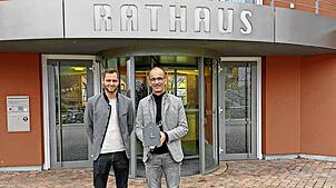 Bürgermeister Jörg Frey (rechts) mit Andreas Kreyer bei der Übergabe der Jubiläums-Kuckucksuhr. Foto: Gemeinde