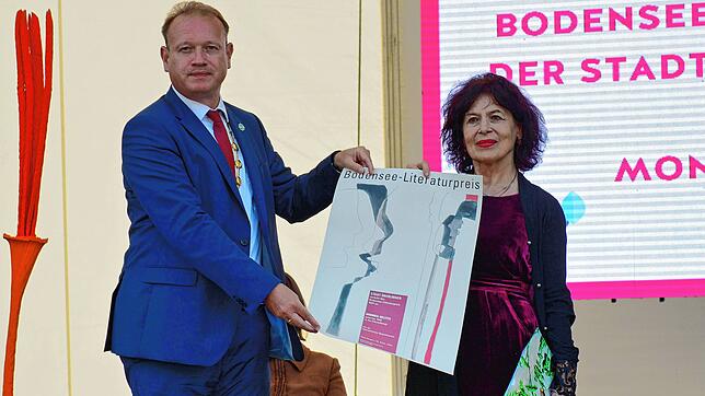 Überlingens Oberbürgermeister Jan Zeitler überreicht der Vorarlberger Schriftstellerin Monika Helfer auf der Seebühne der ...