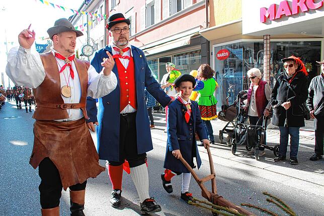 Bild 8: Die schönsten Bilder vom Kinderumzug und Kindernarrenbaumstellen am Fastnachtsdienstag