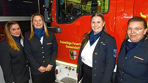 Die Feuerwehrfrauen behaupten sich ganz selbstverständlich unter den aktiven Wehrleuten in Daisendorf, unter ihnen (von links) Ramona ...