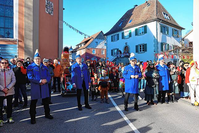 Bild 10: Mit einem Narrenbaumstellen eröffnete Ludwig Egenhofer in Allensbach das Seenarrentreffen 2024