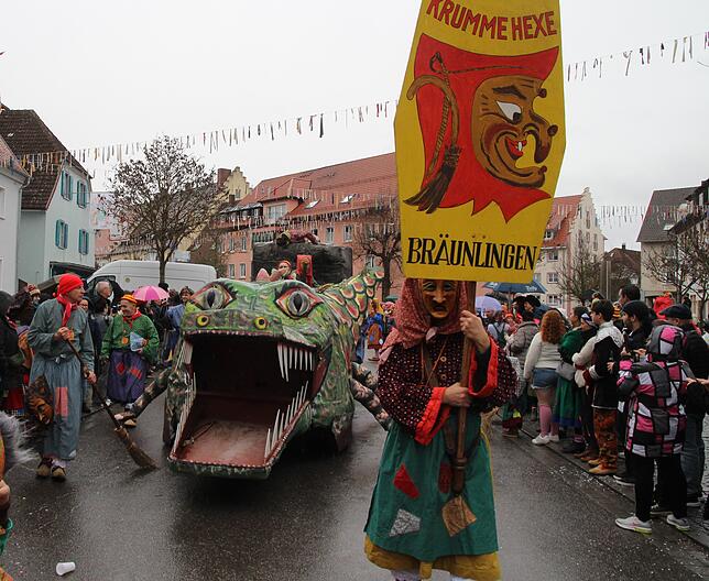 Bild 11: Hexensonntag: Urige Hexengestalten, Umzug und Hexenfeuer begeistern Besucher