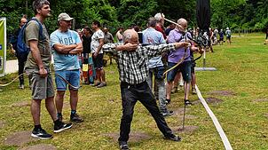 Bild : Ausgelassene Stimmung in Eigeltingen: Die 25. Internationale Bogen- und Messermachermesse in der Lochmühle