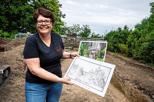 Simone Benguerel erklärt auf der Fundstelle die Geschichte der Ruine Sandegg.