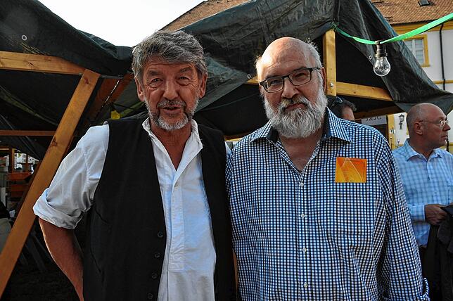 Thomas Fechtig vom Theaterverein Zeitschleuse und Günther Hofmann von der Heinrich-Ernst-Kromer-Stiftung.Foto Ursula Ortlieb