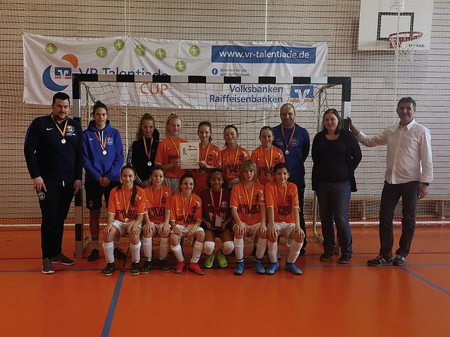 Die D-Juniorinnen des Hegauer FV (hinten, von links): Torwarttrainer Christian Nagel, Trainerin Isabel Wickenhauser, Jule Wengert, ...