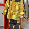 Sicherheit geht vor: Moderne Feuerwehr-Einsatzkleidung hat isolierende Luftpolster und große Reflektoren. Dank der hellen Farbe sind ...