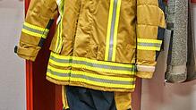 Sicherheit geht vor: Moderne Feuerwehr-Einsatzkleidung hat isolierende Luftpolster und große Reflektoren. Dank der hellen Farbe sind ...