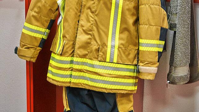 Sicherheit geht vor: Moderne Feuerwehr-Einsatzkleidung hat isolierende Luftpolster und große Reflektoren. Dank der hellen Farbe sind ...