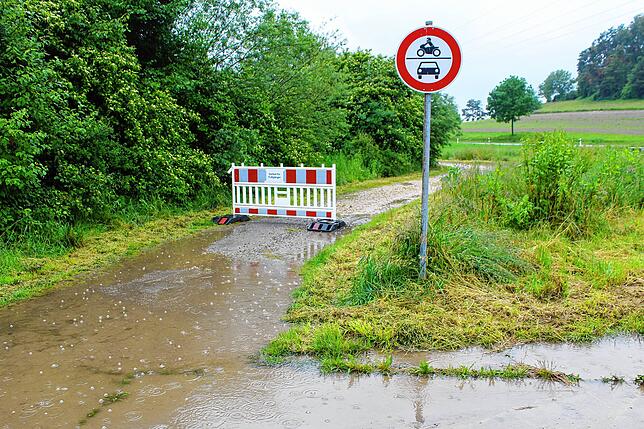 Wegen des vielen Wassers mussten auch Wege gesperrt werden.