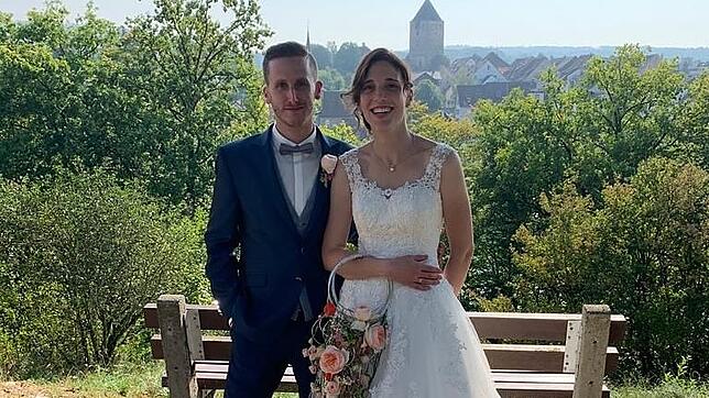Trotz Corona-Verordnung, mit einer gekürzten Gästeliste und ohne Musik wurde die Hochzeit für Patrick und Melanie Scheuble zu einem ...