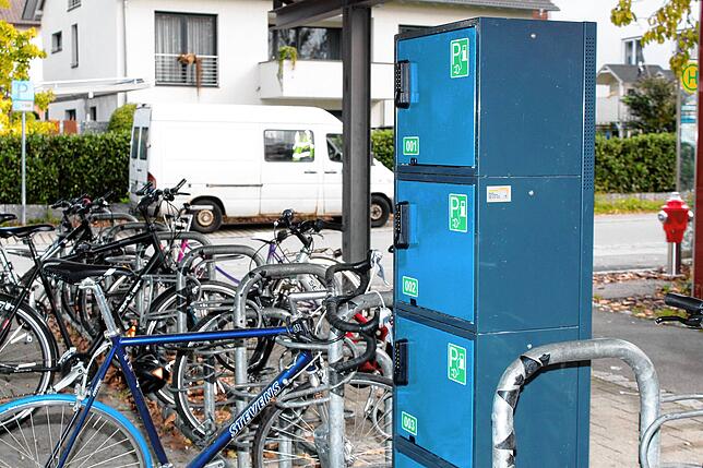 Eine weitere Ladestation mit drei Schließfächern ist beim Bahnhofsgebäude installiert worden. Die Funktionsweise ist identisch mit der ...