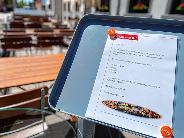 Info-Tafel im „Ott“: Ab 9. Juni ist das Gasthaus in der Färberstraße wieder offen.