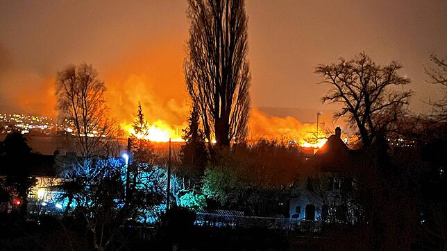 Von Allensbach aus ist das Feuer am Ufer der Insel Reichenau deutlich zu sehen.