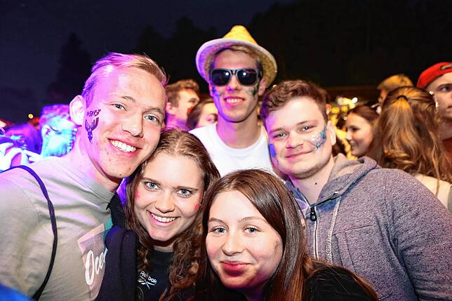 Bild 17: Am ersten Abend tanzen tausende Fans vor den Campus-Festival-Bühnen