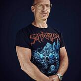 Jörg Scheller lehrt Kunstgeschichte an der Hochschule der Künste in Zürich und betreibt Bodybuilding.