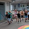 Die Schule ist aus, Kinder der Klasse 2a der Grundschule Wollmatingen (und nicht nur sie!) freuen sich auf über sechs Wochen ...