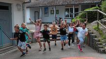 Die Schule ist aus, Kinder der Klasse 2a der Grundschule Wollmatingen (und nicht nur sie!) freuen sich auf über sechs Wochen ...