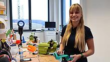 Emely Brockhaus an ihrer Werkbank.