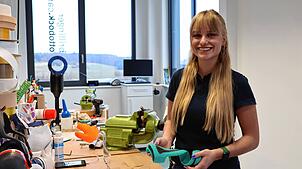 Emely Brockhaus an ihrer Werkbank.