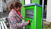 Kennzeichen eingeben, bezahlen und wegfahren: Das Procedere am Klinikum-Parkplatz macht Andrea Kuhnen aus Überlingen keine Probleme, ...