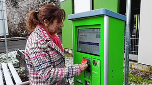 Kennzeichen eingeben, bezahlen und wegfahren: Das Procedere am Klinikum-Parkplatz macht Andrea Kuhnen aus Überlingen keine Probleme, ...