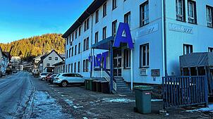 Für die bislang frei zur Verfügung stehenden Parkplätze vor dem ehemaligen Schatz-Gebäude in Gütenbach sind künftig 30 Euro im Monat ...
