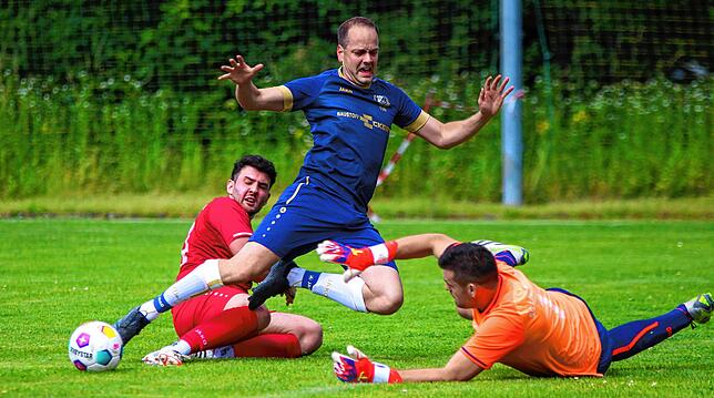 Umkämpfte Relegation: Nico Gerteiser (Mitte) gelang vor einem Jahr mit dem SV Albbruck gegen Gehnc Krasniqi (hinten) und Torwart ...