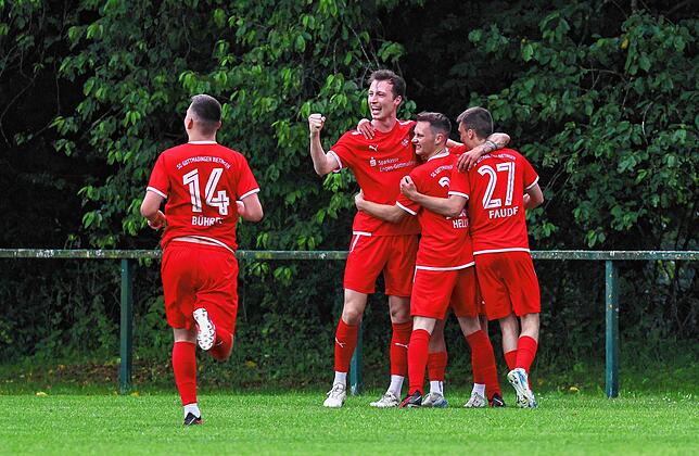 Bild 2: FC Pfaffenweiler feiert nach 2:1-Erfolg Relegationsplatz. Wir waren mit der Kamera dabei.
