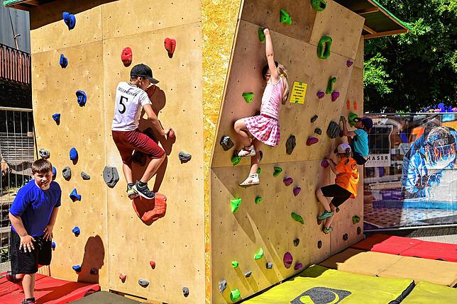 An Spiel- und Spaßmöglichkeiten gab es keinen Mangel. Wagemutige konnten sich an der Boulderwand ausprobieren.