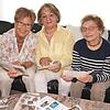 Erinnerungen: Auf vielen Fotos sind Dela Funk (von links), Rita Maximilian und Irma Schuster zu sehen, die als „harter Kern“ der ...